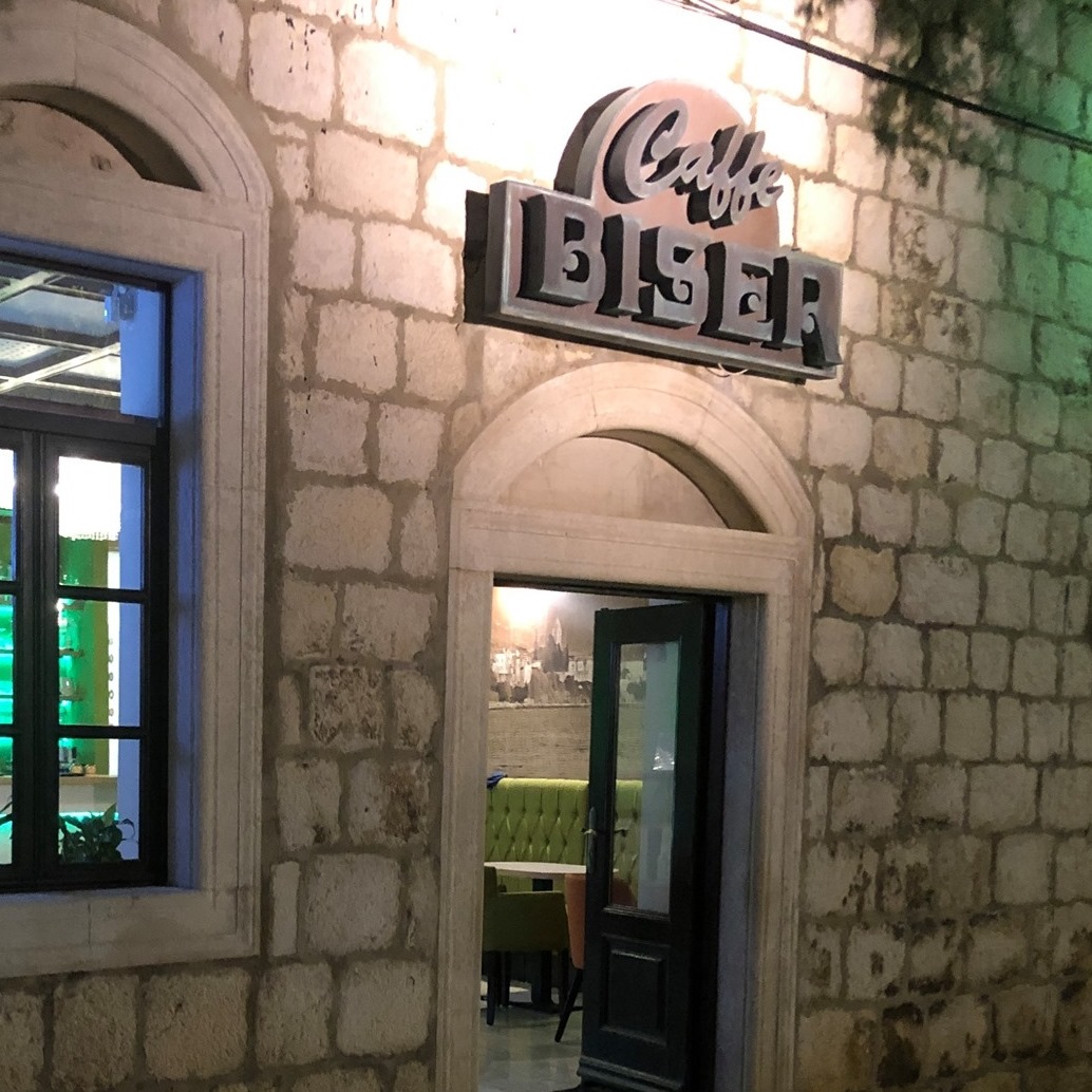 Biser Caffe Bar - ulaz u stari grad Rab